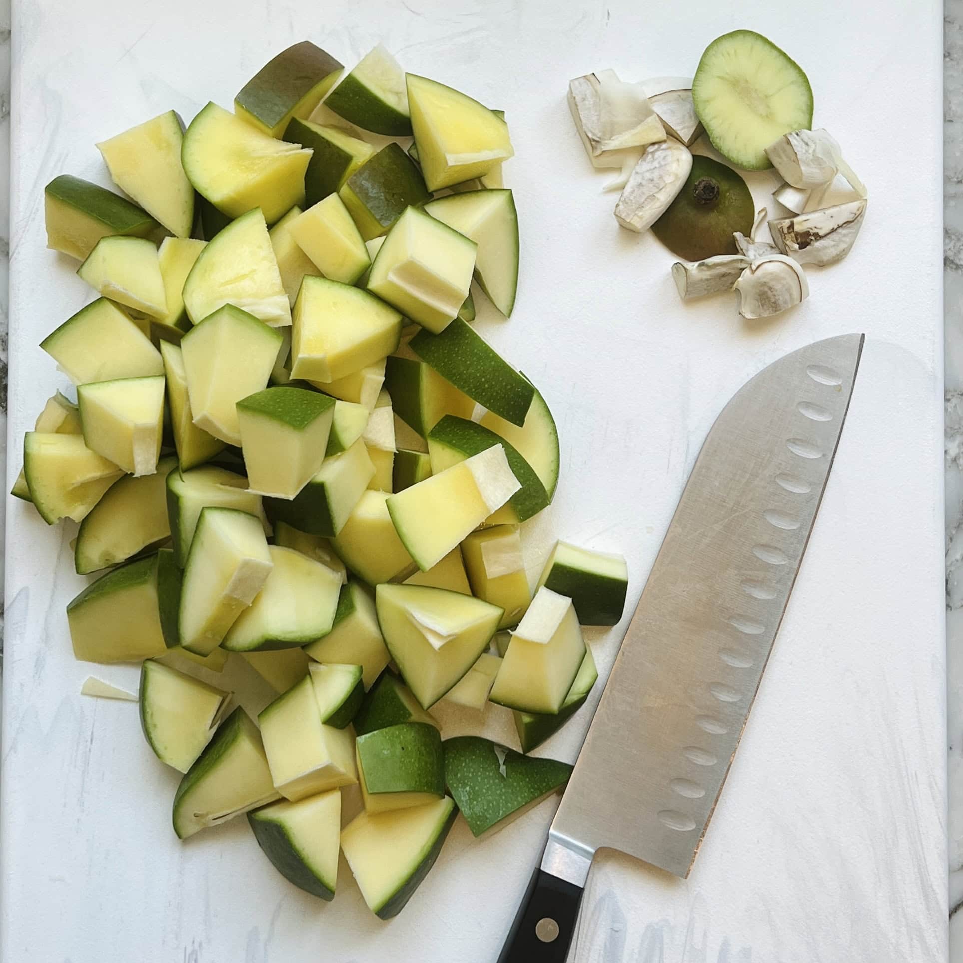 raw mangoes cut into pieces