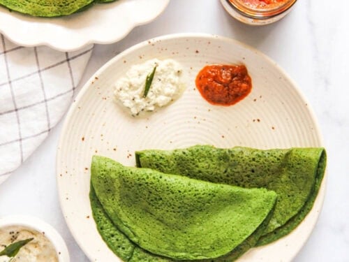 spinach chilla served with chutney and pickle